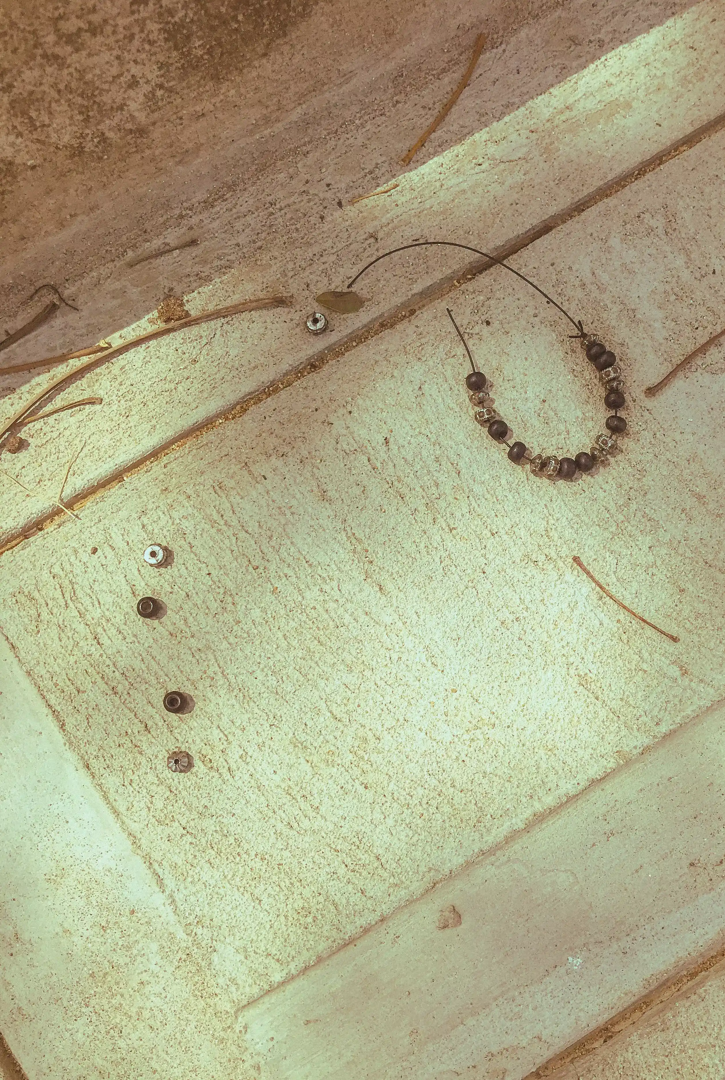 El joven con muchas pulseras